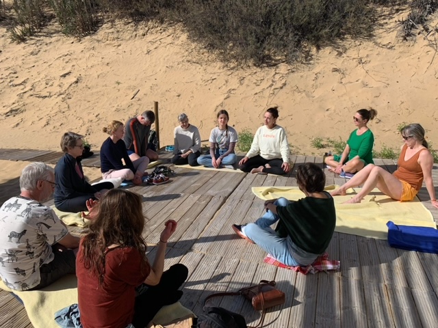 Yoga undervisning på stranden i Portugal